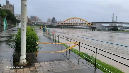 影/豪雨下不停！民眾目擊基隆河水位暴漲　北市水利處：遠離河濱