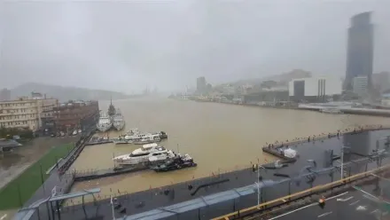 基隆港遭豪雨影響「水藍色變一片黃」！居民傻眼「第一次看到」