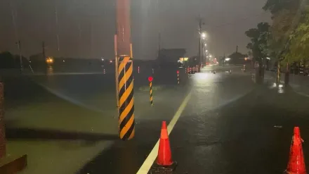 影/豪雨猛灌！宜蘭五結鄉一級淹水警戒　低窪道路積水封路