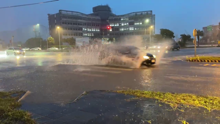 影/蘇澳港遭潭美外圍環流暴雨襲　蘇港路大積水車輛「衝浪」險渡