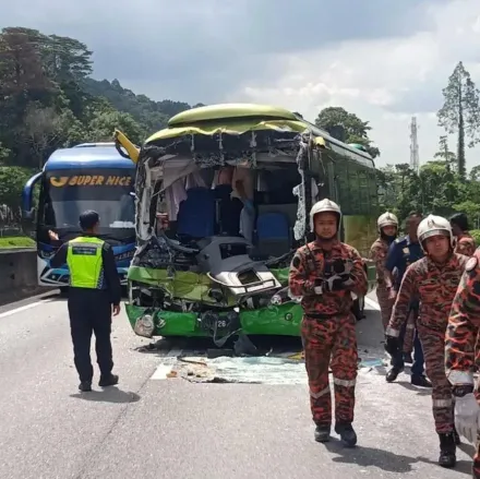 日旅遊團大馬遇劫！遊覽車追撞拖車「車頭破大洞」1死10傷　日女魂斷異鄉