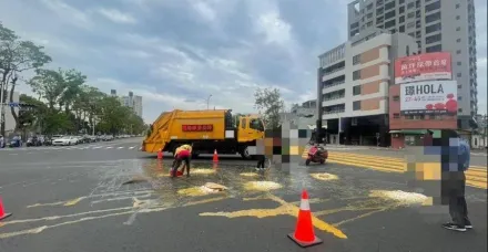 高雄蛋液瀑布！貨車轉彎「雞蛋飛撲」砸滿道路　差點殃及輕軌