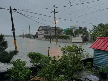 我家門前有小河！大雨淹出「宜蘭威尼斯」看不見馬路　居民真的傻了