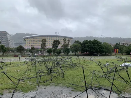 搞什麼鬼！天母萬聖節場地遭大雨砸毀　全成一片爛泥