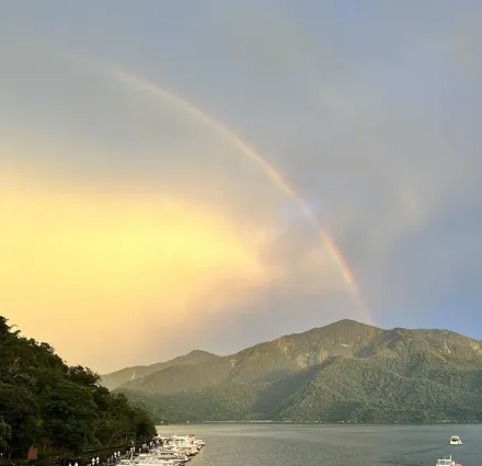 南投日月潭天際現雙彩虹奇景　橘紅夕陽更襯柔美鮮豔