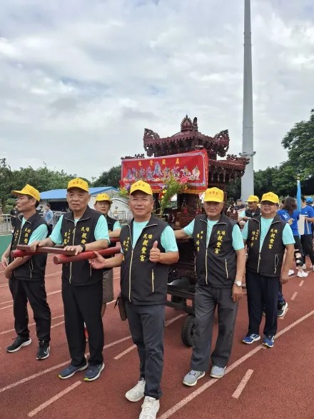 全台學歷最高！這尊神明受頒「榮譽博士」　中正大學校慶現身