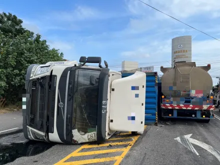 彰化嚴重事故！貨櫃車下中彰大橋出事　轉彎時翻覆重壓槽車傷者狀況曝