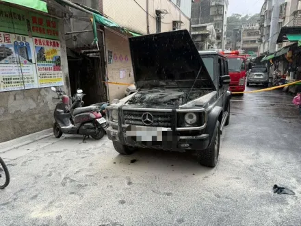 藝人九孔賓士大G「火燒車」！水箱沒水致引擎過熱釀禍