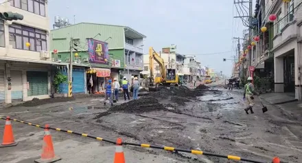 影/屏東新園水管爆裂！路面瞬間炸開「泥水湧民宅」　店家被迫停業