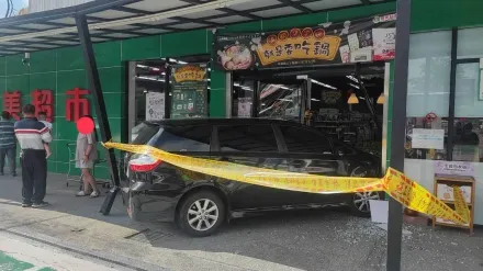 影/把油門當煞車！彰化31歲正妹開牛頭牌撞進超市　男差1秒沒命