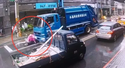 影/驚險畫面曝！回收車綠燈起步拖行機車　補油門險輾過女騎士