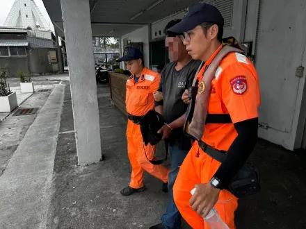 影/抓到了！高雄洗錢通緝犯喬裝船員想從南部海域逃亡  海巡港口攔截逮回