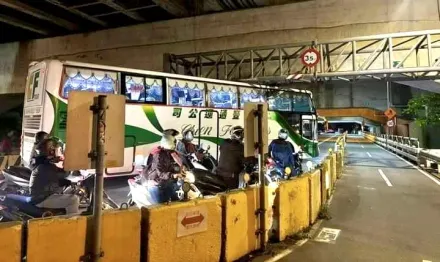 影/遊覽車未注意限高卡成蘆橋下　後面塞爆了機車騎士看傻眼