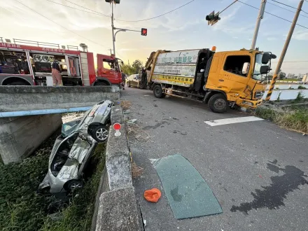 彰化娃娃車撞垃圾車　師生連人帶車翻橋下車體重創