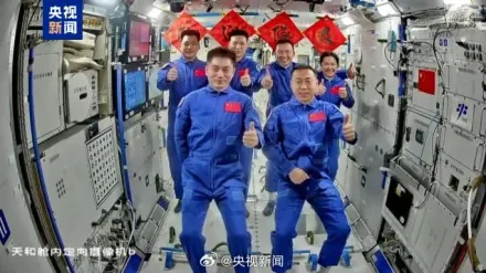 影/宇宙級同框！陸神舟十八、十九號乘組「太空會師」　拍全家福報平安