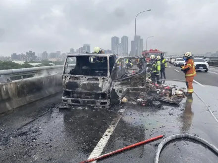 影/五楊高架南向驚見火球！小貨車林口段陷火燒車　70歲駕駛急跳車逃生