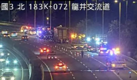 快訊/國3北上龍井路段2大貨車追撞　1人夾困警消趕赴救援