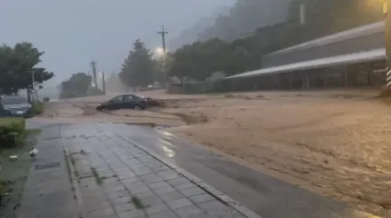 影/康芮肆虐花蓮曝！部落「黃泥瀑布」狂倒　道路變「滾滾黃河」超嚇人