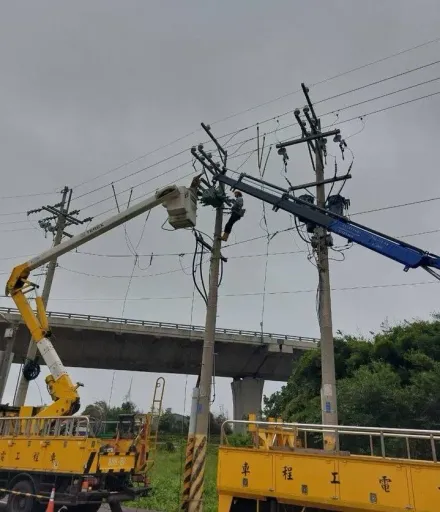 台電近萬人次備戰「康芮」秋颱！台中吊臂車風大無法升空　海線地區3954戶停電