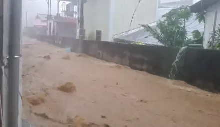 影/康芮強襲豪雨狂炸！花蓮紅葉村「馬路變金沙江」　黃泥亂竄嚇壞網友