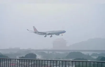 影/台灣之光！華航對槓康芮「晃3分鐘」成功降落松機　 狂風中翱翔畫面曝