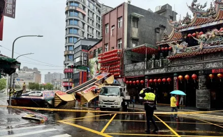 影/驚險瞬間曝！板橋慈惠宮牌樓整片被吹倒　這車差一秒閃過超幸運