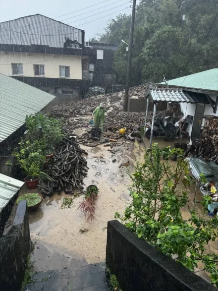 影/狂風豪雨肆虐宜蘭！頭城土石流毀家園斷交通　大溪漁港驚現20米巨浪