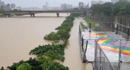 康芮帶來驚人雨量！基隆河暴漲「淹過腳踏車道」　11/1初一漲潮恐淹沒河堤