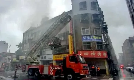 康芮強風助火勢！北市中山區公寓頂加火警　濃煙狂竄警消灌救疏散6人