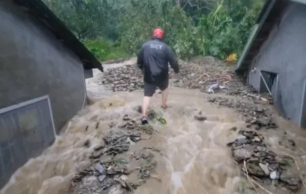 康芮已翻過玉山！即將吹進「中南部平原」　強風豪雨要來了…快回家吧