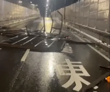 影/北市內湖正氣橋驚現「大樓遮雨棚架」攔路　網憂：上班要塞車了