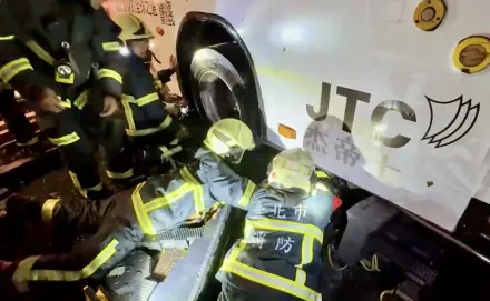 颱風夜不平靜！台大研究生遭公車擦撞受困車底　手腳骨折送醫搶救