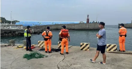 白沙港驚見浮屍！海巡打撈人員疑「起乩」　隊員抓著怕墜海