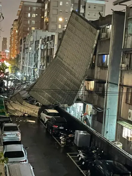 影/屋頂不見了！北市松山區民宅加蓋遭康芮「掀裙」墜落   軍方出動了