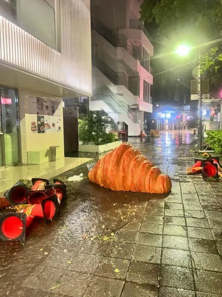 康芮颱風送早餐？北市街頭驚見「巨大可頌」　網笑：肚子餓了