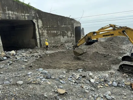 影/東岸土石又塌！台鐵北迴線崇德路段「軌道消失」　現場畫面曝光