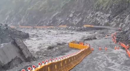 影/台20線南橫明霸克露橋便道又沖毀！高雄3里淪孤島　緊急架流籠運物資