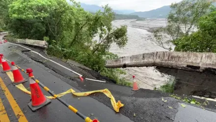 影/康芮肆虐！高雄藤枝聯外道路坍方　台27線2.5k處路基掏空