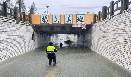 台東小黃誤入積水地下道！車拋錨駕駛站水中不肯走　竟是在為生計發愁