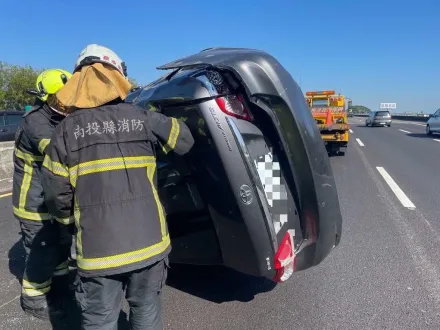 疑切換車道失敗！國3北向草屯段2車追撞側翻4傷　佔據2車道