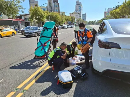 影/台南特斯拉詭停路中！50歲婦昏迷　警輪流CPR搶救一命