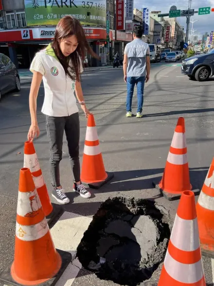 影/桃園道路出現坑洞！汽車開過「突然趴下」　水務局11/5雷達檢測