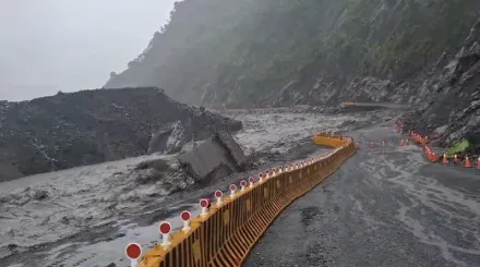 台20線明霸克露橋難搶通...高雄桃源復興里、拉芙蘭里、梅山里交通斷　11/4停班停課