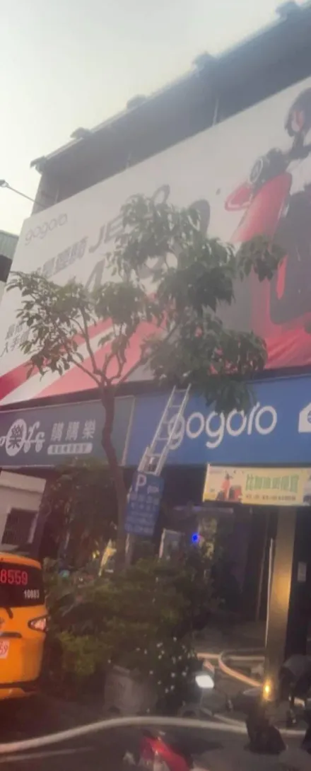 驚悚火警！高雄Gogoro店面凌晨遭祝融　2樓狂竄火煙