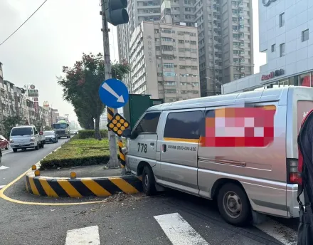 影/撞擊瞬間曝！高雄運鈔車載千萬現鈔衝撞分隔島　2保全頸椎受傷