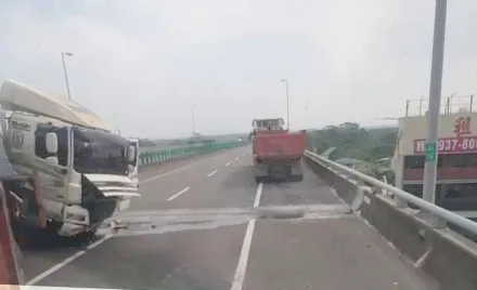 影/直擊！國10嶺口段「砂石車自撞折甘蔗」車下巴墜地　全線封閉