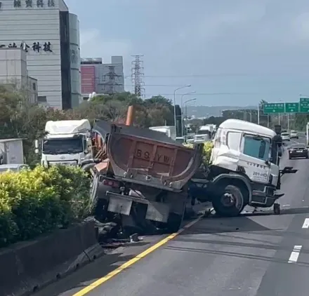 影/整輛「坐」上去！國1湖口段「砂石車衝撞分隔島」後方塞爆