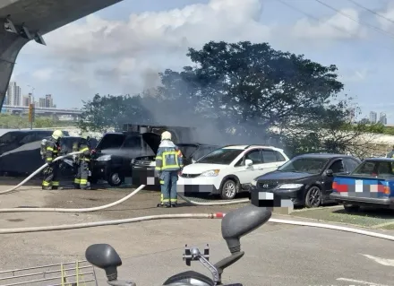 北市萬板大橋下火燒車！河堤停車場「整輛爆炸起火」鄰車遭波及