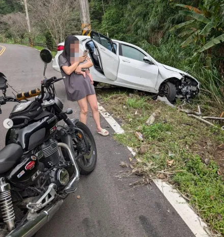 一次救了3條命！台中孕媽開BMW載嬰墜邊坡　車毀人傷被「跆拳主委」救了