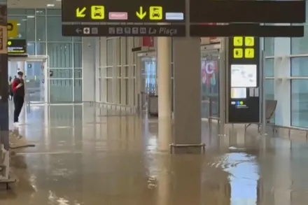 影/西班牙洪災未退又下暴雨！巴賽隆納機場慘淹　跑道成汪洋航班取消